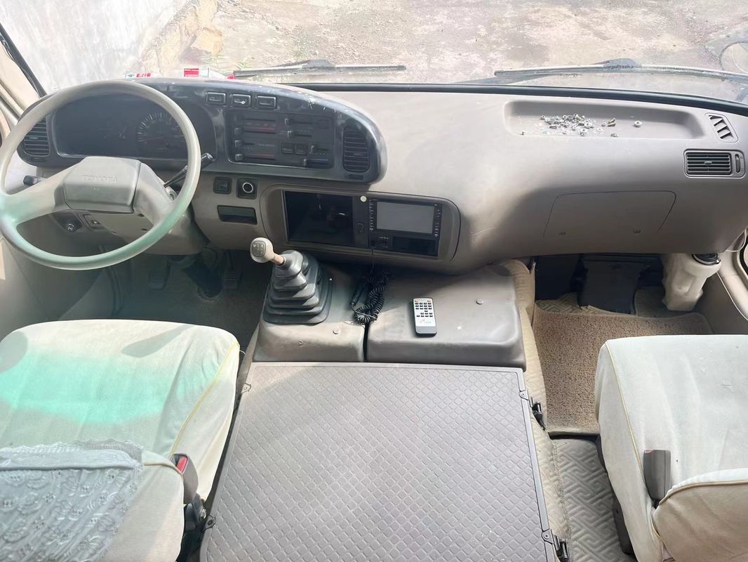 Autobús Toyota Coaster de 30 plazas en buenas condiciones con combustible diésel y peso bruto de 5900 kg