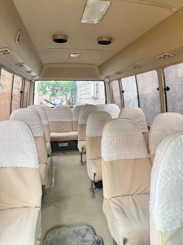 Autobús Toyota Coaster de 30 plazas en buenas condiciones con combustible diésel y peso bruto de 5900 kg