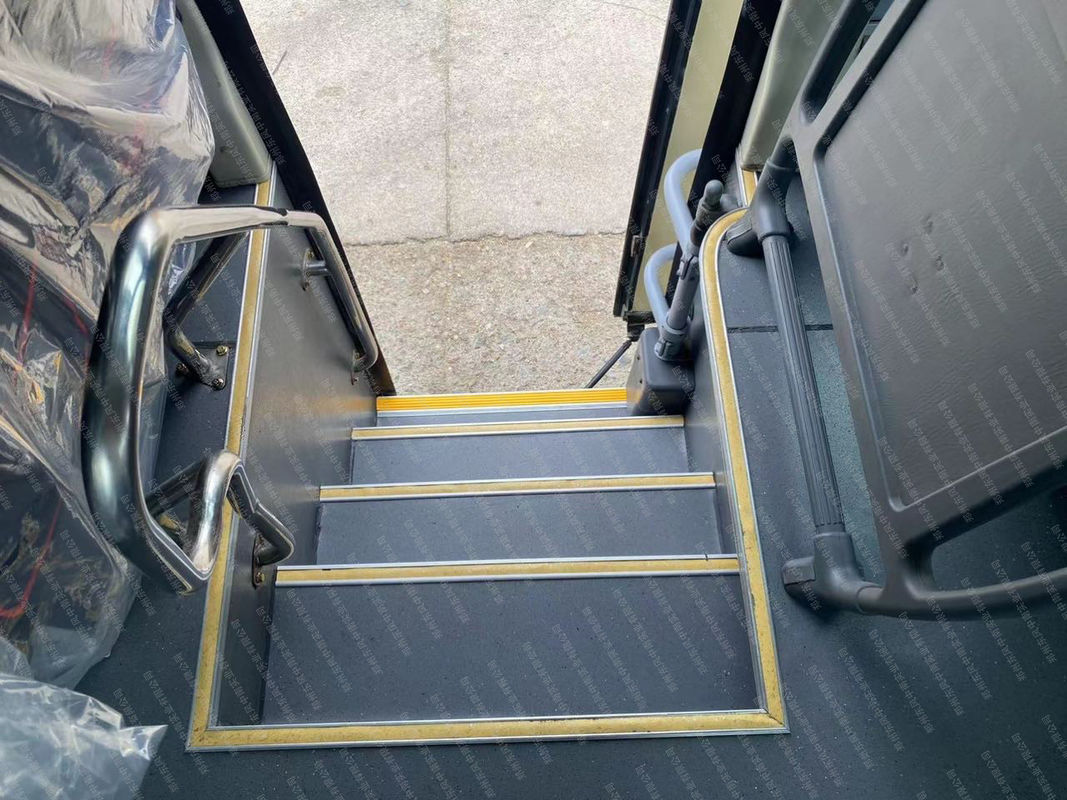 Autobús usado de 50 asientos con buenas condiciones y una distancia entre ejes de 6300 mm en diseño de lujo LHD