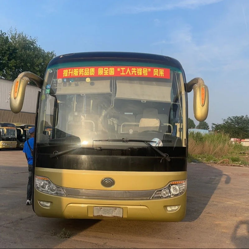 Perfectamente reformado 65 pasajeros 65 asientos autobús con motor y base de ruedas largas