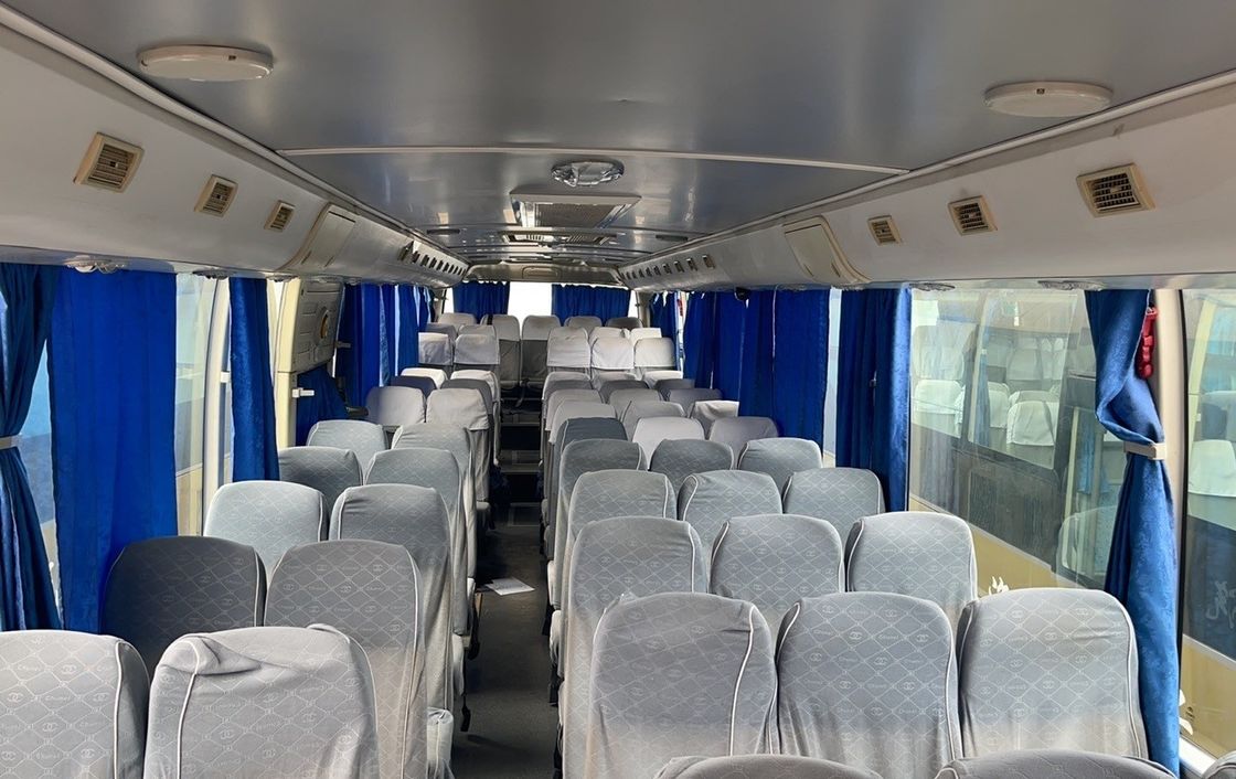 Perfectamente reformado 65 pasajeros 65 asientos autobús con motor y base de ruedas largas
