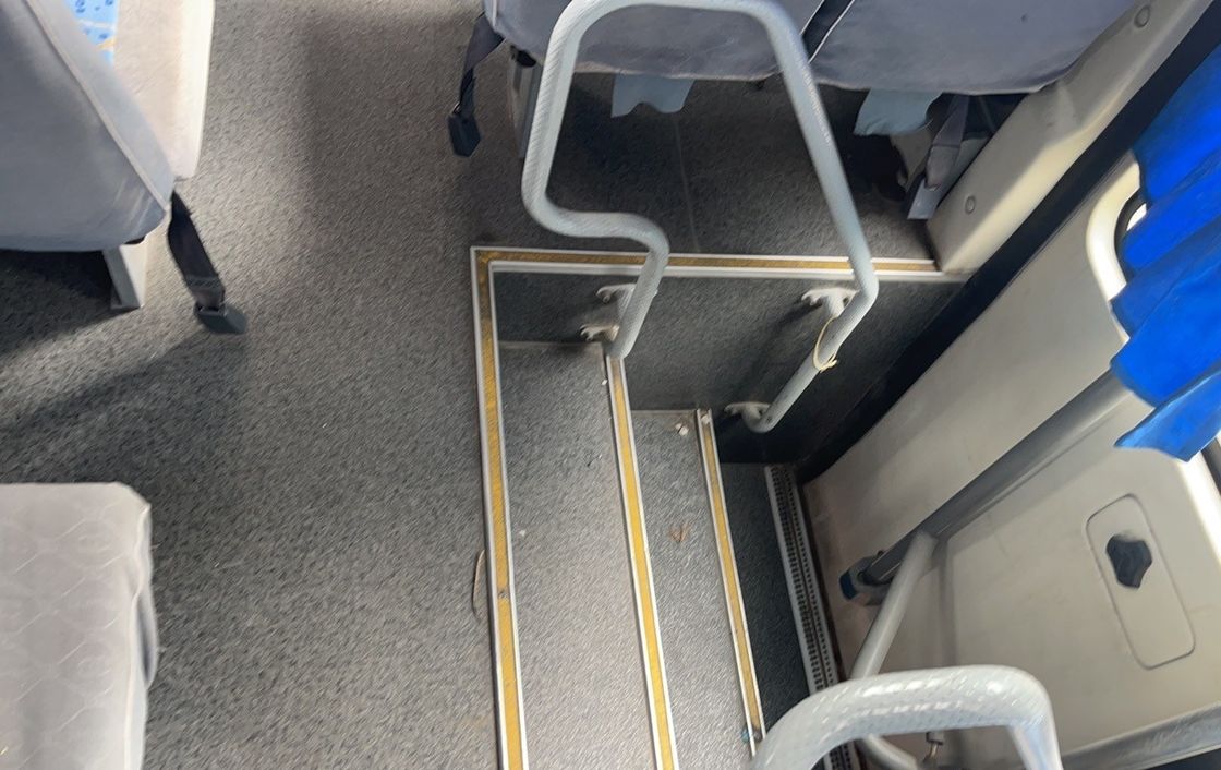 Perfectamente reformado 65 pasajeros 65 asientos autobús con motor y base de ruedas largas