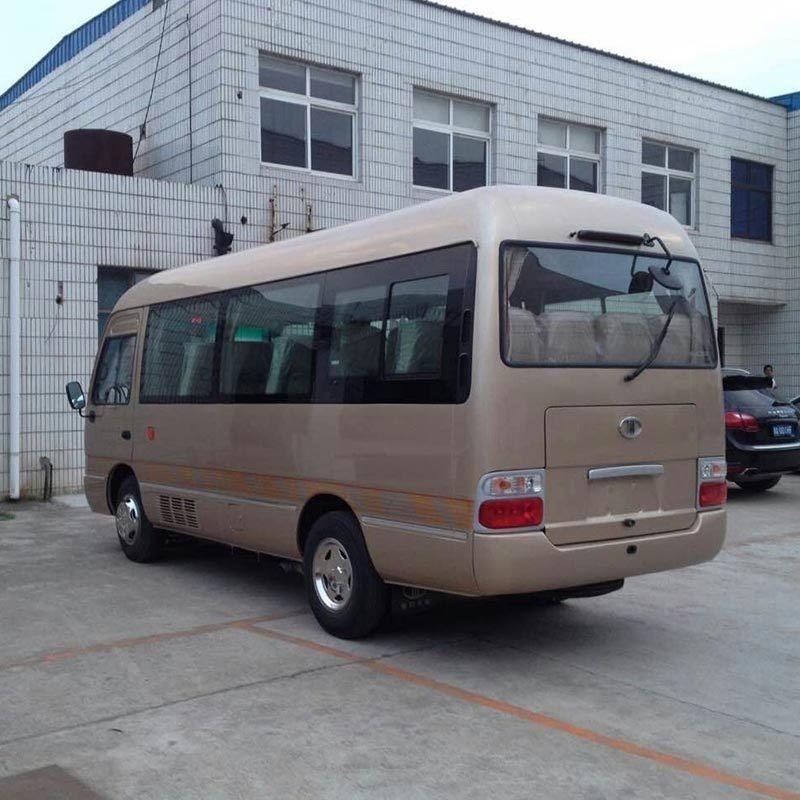 Autobús de pasajeros modelo 19 asientos RHD mini montaña rusa 70L Tanque de aceite 7.00R16 neumáticos listos para el envío