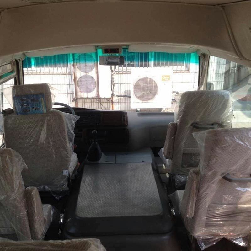 Autobús de pasajeros modelo 19 asientos RHD mini montaña rusa 70L Tanque de aceite 7.00R16 neumáticos listos para el envío