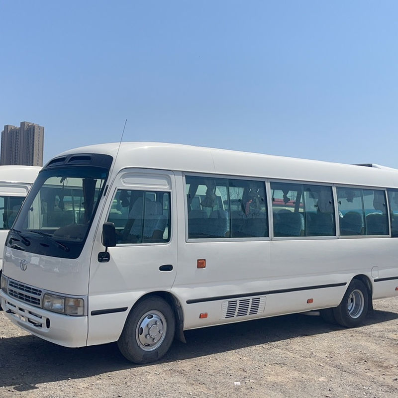 Autobús Toyota Coaster de segunda mano con emisión EURO 3 y transmisión manual en buenas condiciones