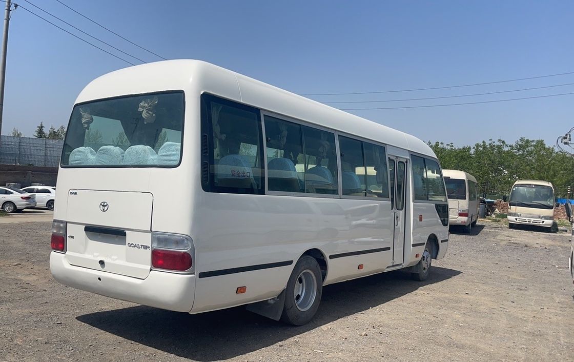 Autobús Toyota Coaster de segunda mano con emisión EURO 3 y transmisión manual en buenas condiciones