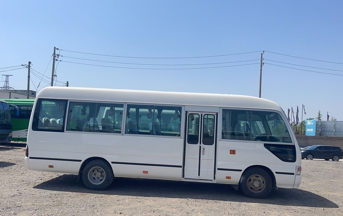 Autobús Toyota Coaster de segunda mano con emisión EURO 3 y transmisión manual en buenas condiciones