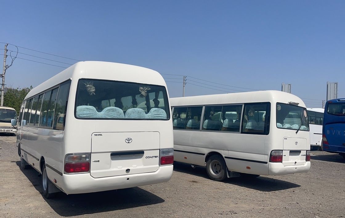 Autobús Toyota Coaster de segunda mano con emisión EURO 3 y transmisión manual en buenas condiciones