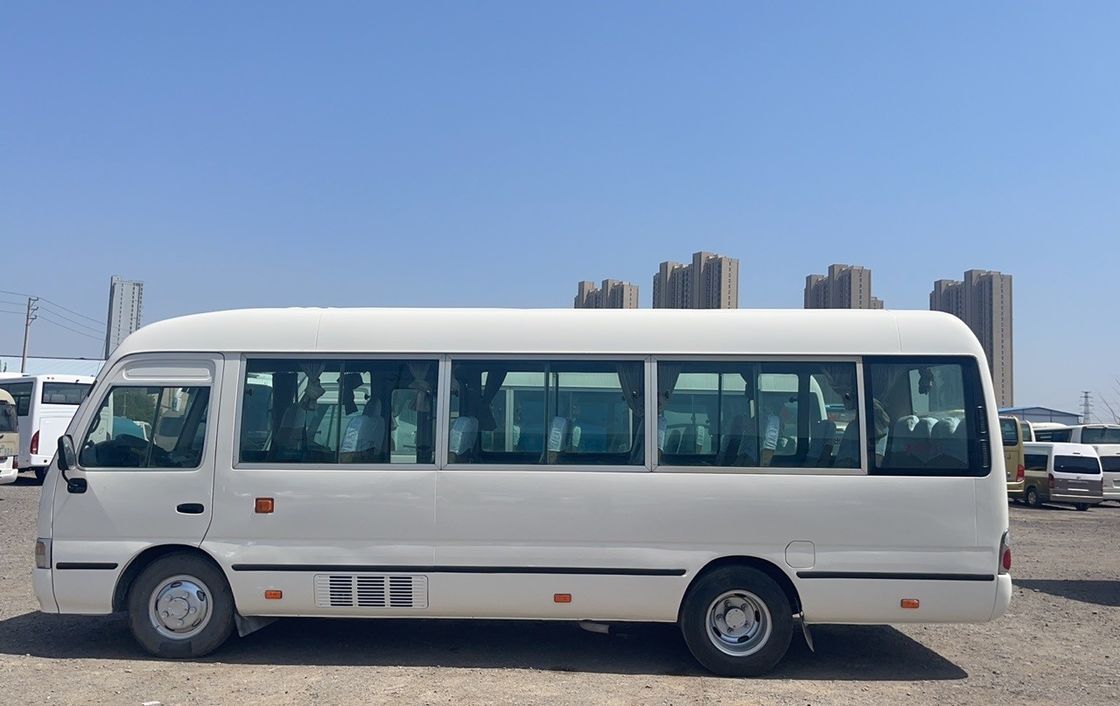 Autobús Toyota Coaster de segunda mano con emisión EURO 3 y transmisión manual en buenas condiciones