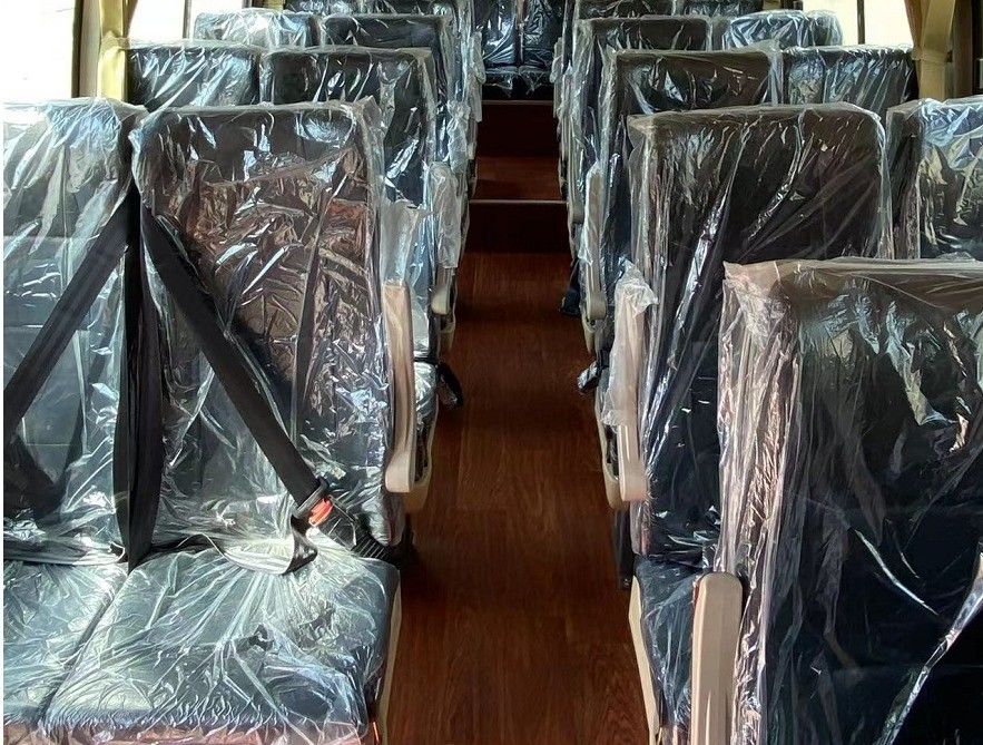 El motor de Yuchai es de 30 asientos Mudan Commuter Bus Diesel RHD y LHD Conductor 100km/h Velocidad máxima