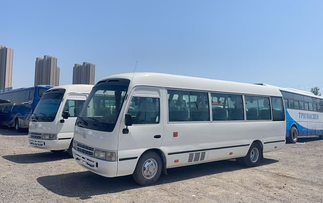 Autobús Toyota Coaster de 30 asientos en excelente estado con capacidad de motor diesel de 6-8L