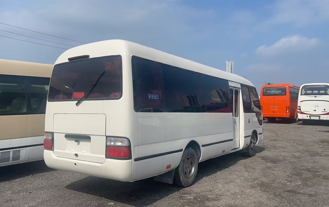 Autobús Toyota Coaster de 30 asientos en excelente estado con capacidad de motor diesel de 6-8L