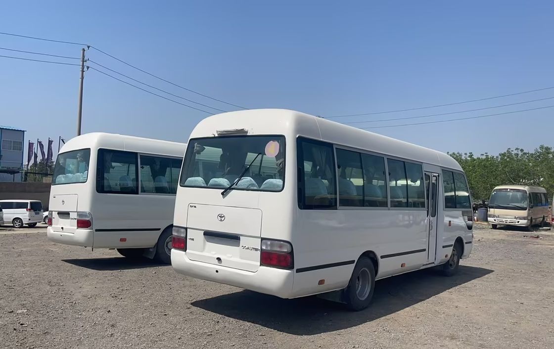 Autobús Toyota Coaster de 30 asientos en excelente estado con capacidad de motor diesel de 6-8L