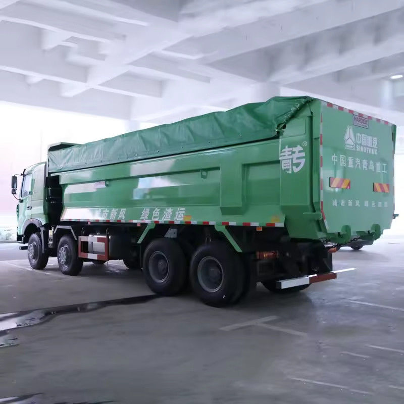 Howo 40 toneladas de capacidad camión de remate con longitud del tanque de carga ≥ 8 m y motor WEICHAI