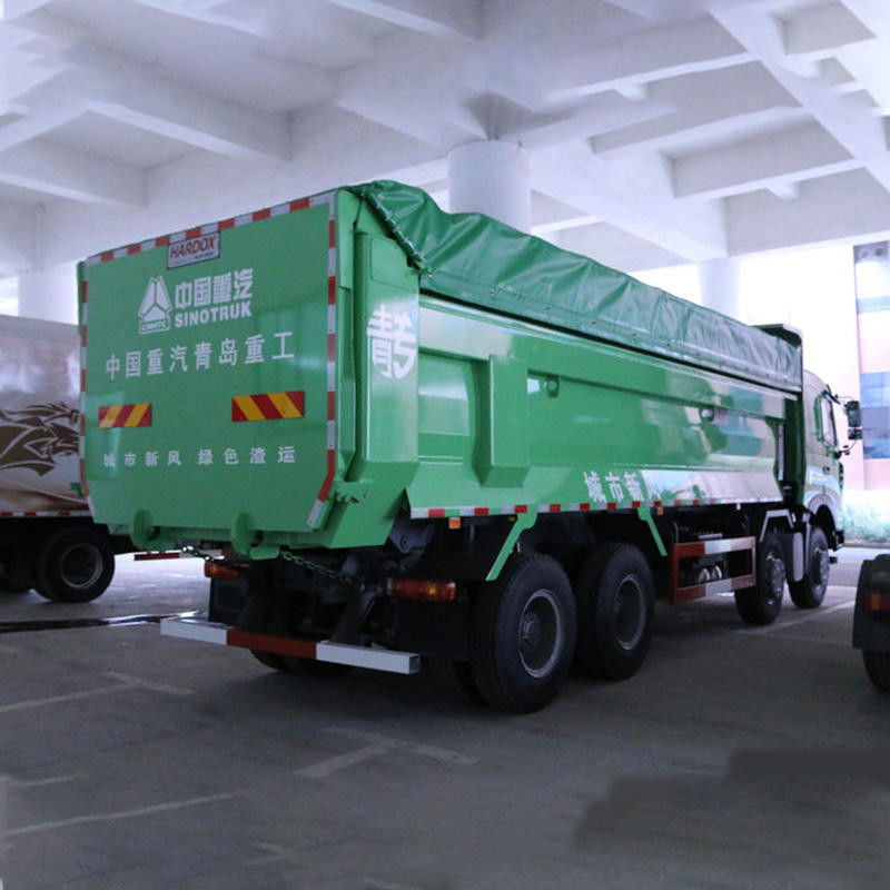 Howo 40 toneladas de capacidad camión de remate con longitud del tanque de carga ≥ 8 m y motor WEICHAI