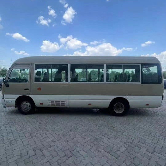 Transmisión manual Tipo 30 asientos Toyota Coaster Bus con 7005 * 2040 * 2785mm Tamaño