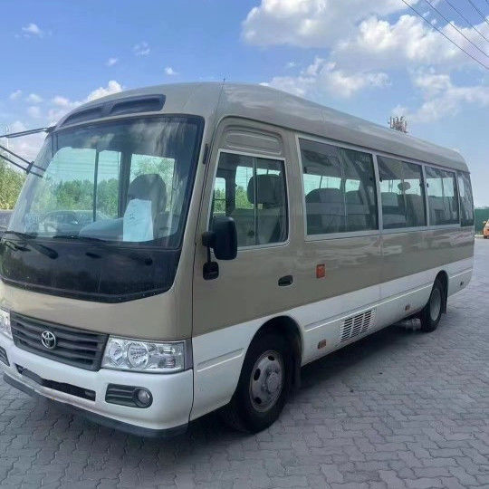 2023 modelo de gasolina Toyota Coaster Bus 30 asientos Capacidad del motor 4L 7005*2040*2785mm
