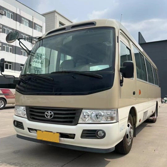 2023 modelo de gasolina Toyota Coaster Bus 30 asientos Capacidad del motor 4L 7005*2040*2785mm