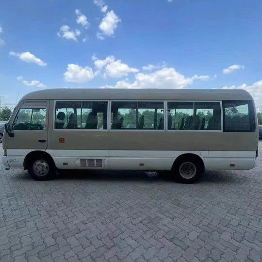 2023 modelo de gasolina Toyota Coaster Bus 30 asientos Capacidad del motor 4L 7005*2040*2785mm