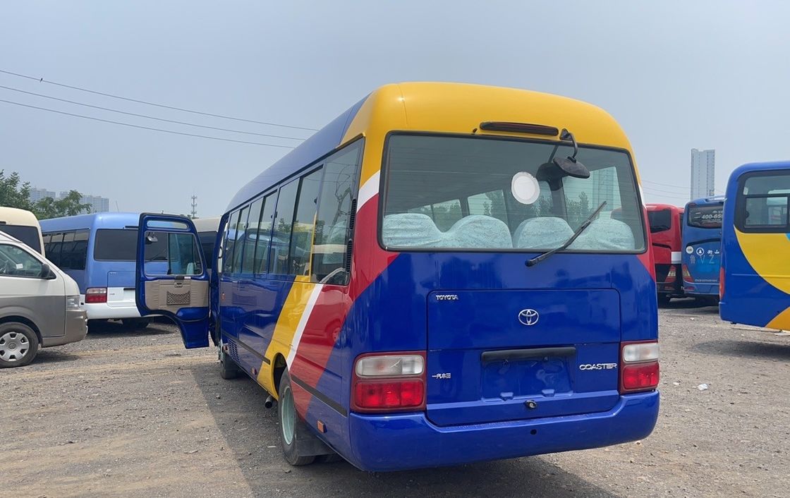 Minibus diesel de 30 plazas Toyo Ta Coaster con diseño de lujo y eficiencia de combustible