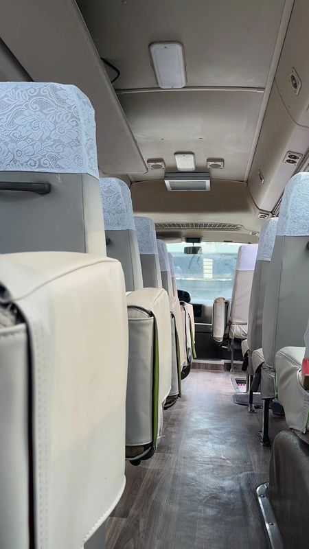 Transmisión manual 7m LHD Minibus de pasajeros de segunda mano 30 asientos Autobús usado