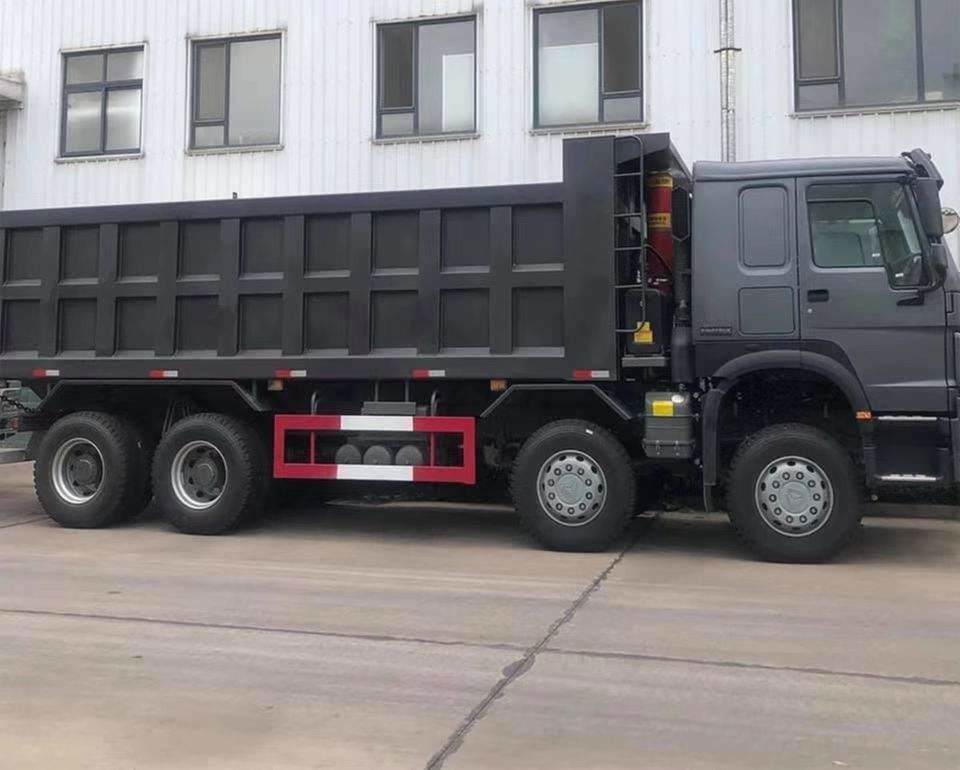8x4 400hp 12 ruedas 50 60 toneladas camiones de descarga con volante con capacidad de tanque de combustible de 400-500L