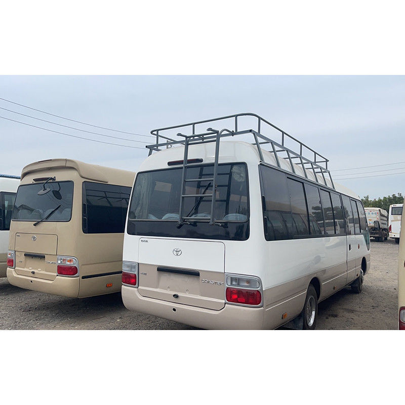 Minibús de 4000 cilindros con motor diésel blanco TOYO TA Coaster para turismo de pasajeros