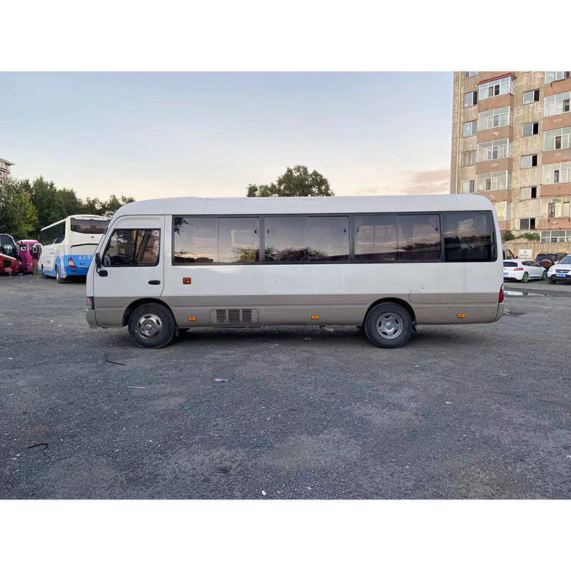 Minibús de 4000 cilindros con motor diésel blanco TOYO TA Coaster para turismo de pasajeros