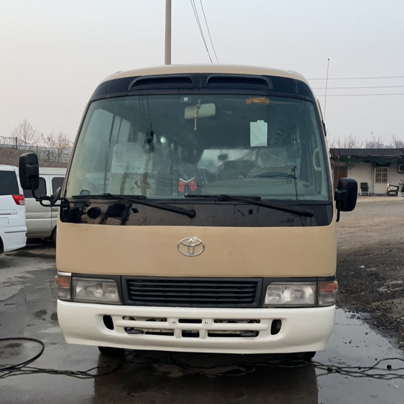 Autobús Toyo ta Coaster de 30 asientos usado con norma de emisiones Euro 3 y en buen estado