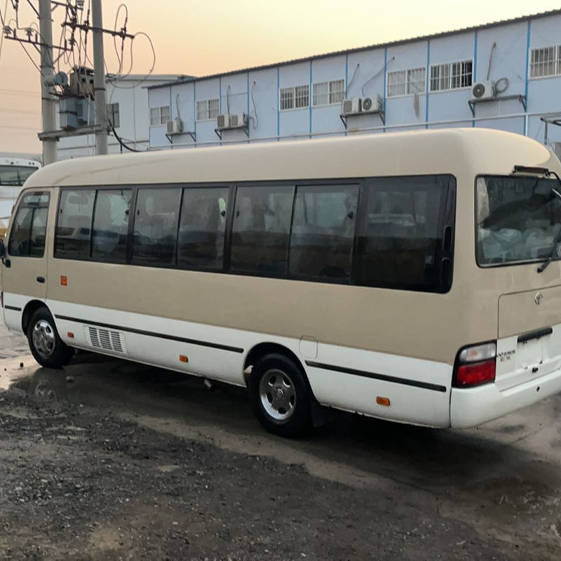 Autobús Toyo ta Coaster de 30 asientos usado con norma de emisiones Euro 3 y en buen estado