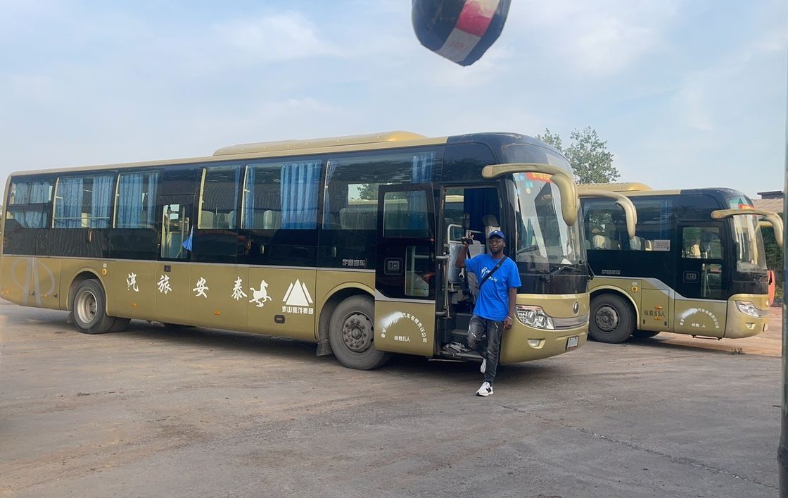 El stock de autobuses turísticos LHD de 65 plazas con norma de emisiones Euro 3 y suspensión de resorte de hoja