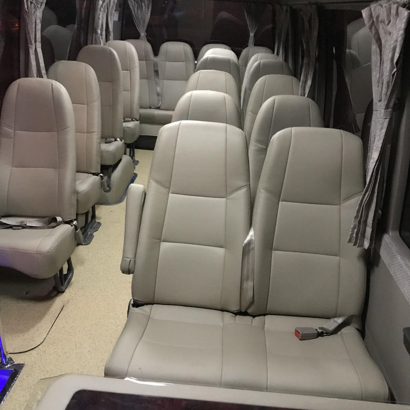 Autobús de pasajeros de 28 asientos Toyo ta Coaster para el requerimiento del cliente Excelente diseño