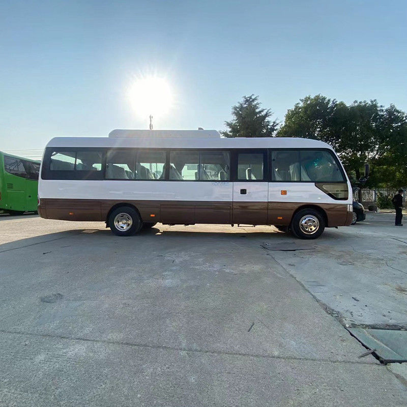 LHD RHD 30 asientos Toyo ta Coaster Bus con tanque de 70L de combustible y 4500-6700ml de desplazamiento