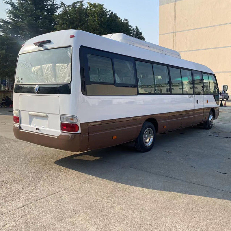 LHD RHD 30 asientos Toyo ta Coaster Bus con tanque de 70L de combustible y 4500-6700ml de desplazamiento
