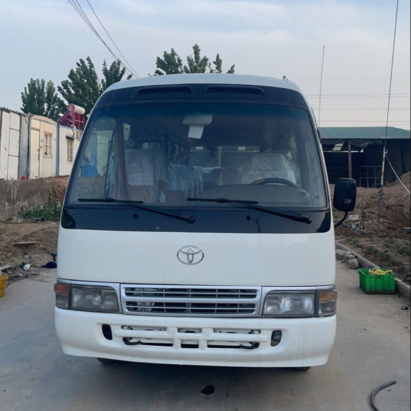 Autobús Toyota Coaster de 30 plazas con transmisión manual con capacidad de motor de 4L y combustible de diesel