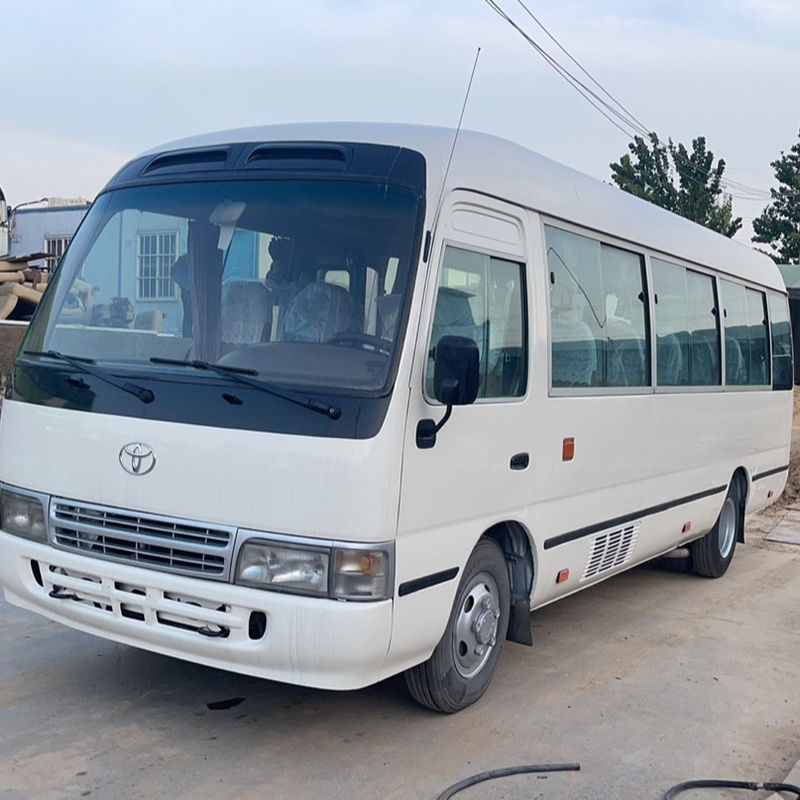 Autobús Toyota Coaster de 30 plazas con transmisión manual con capacidad de motor de 4L y combustible de diesel