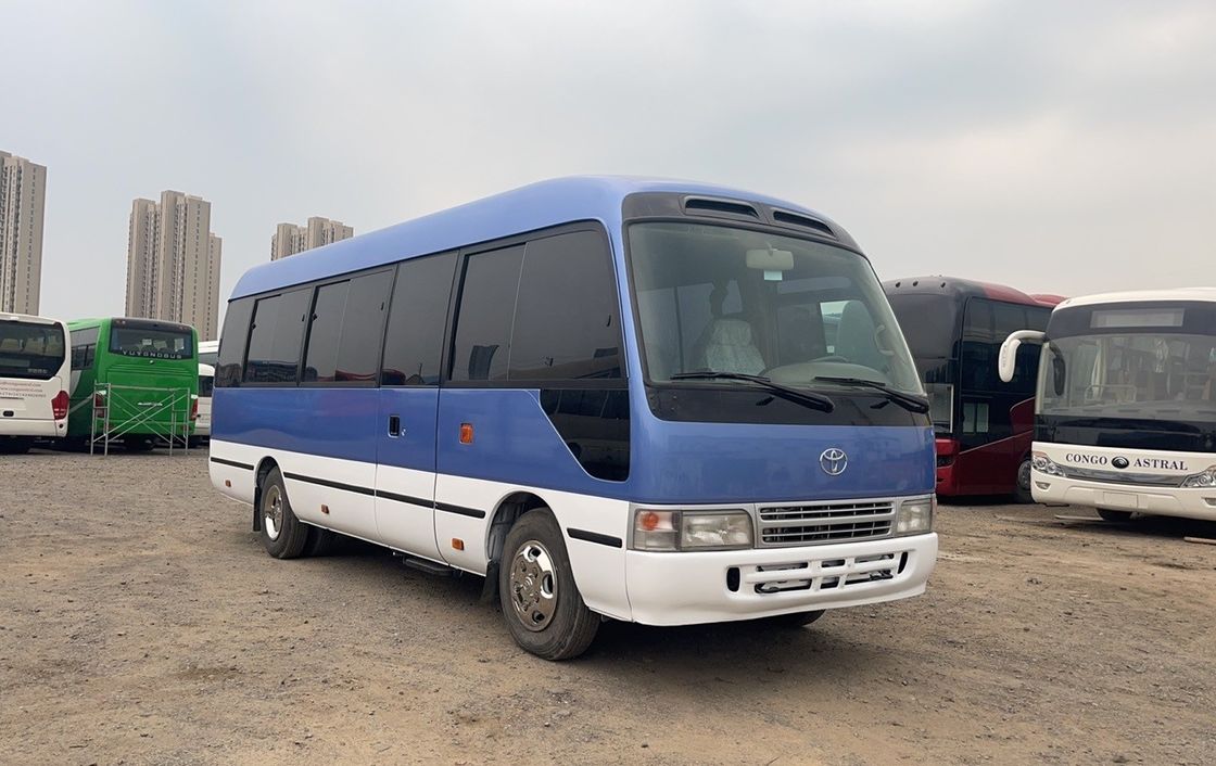 Autobús de lujo Toyota Coaster de 21 plazas con capacidad del motor 4L neumáticos 255/70R 22.5-16