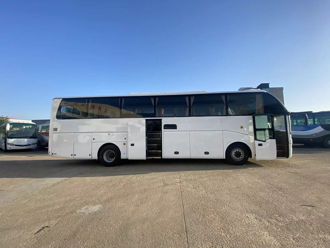 Cómodo autobús de 65 plazas con capacidad de motor de 6 8L y suspensión de resorte de hoja