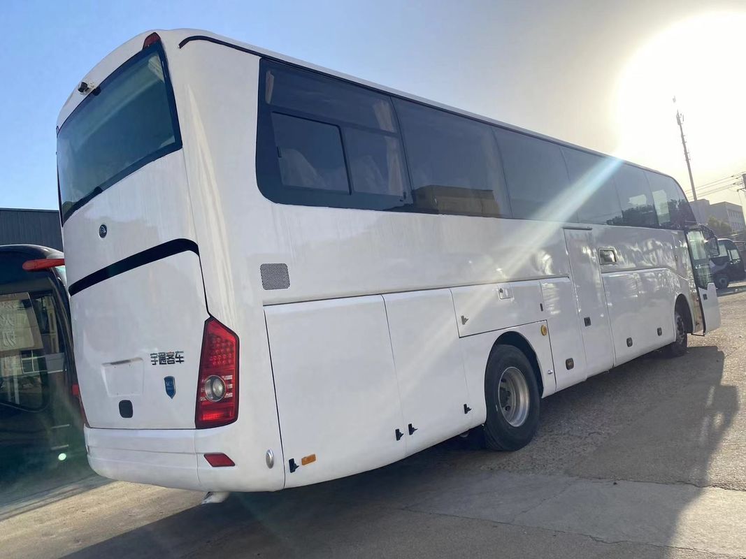 Cómodo autobús de 65 plazas con capacidad de motor de 6 8L y suspensión de resorte de hoja