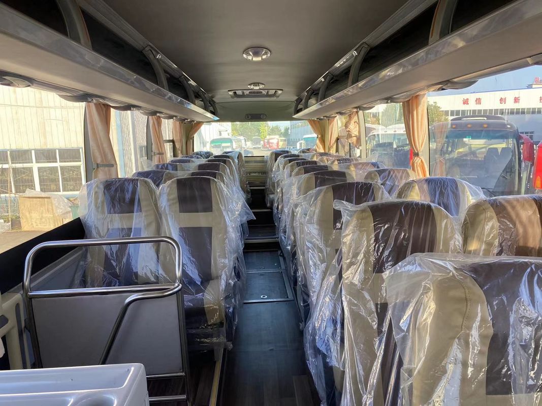 Cómodo autobús de 65 plazas con capacidad de motor de 6 8L y suspensión de resorte de hoja