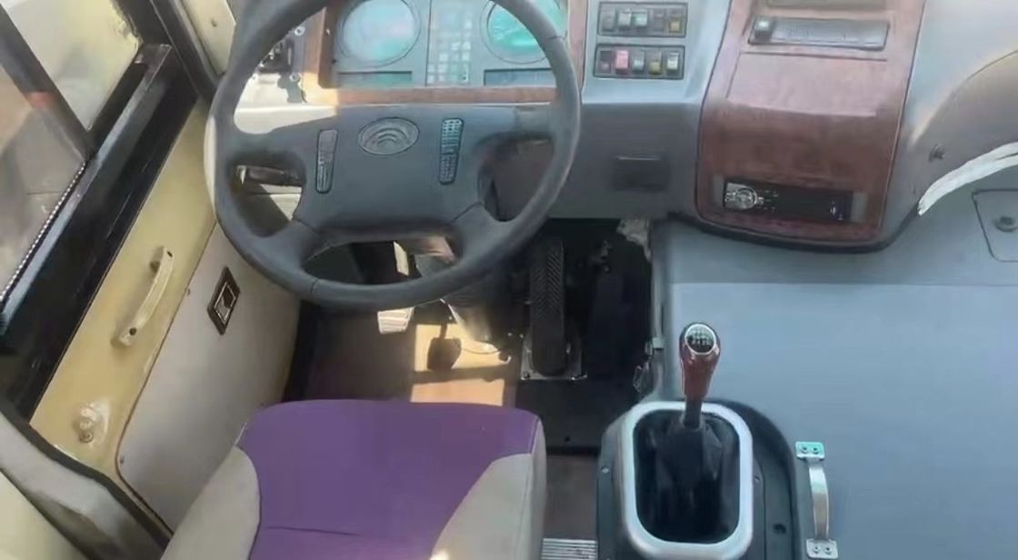 Autobuses usados para viajes de larga distancia con neumáticos 8.25R20 y capacidad del motor 4-6L