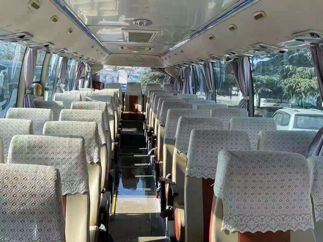 Autobús de pasajeros de uso personalizado de 47 asientos Autobús LHD con motor diesel de capacidad 8L