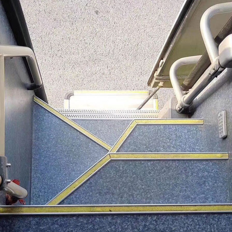 60-70 asientos Popular de conducción a la izquierda Autobús de segunda mano con motor de 8L
