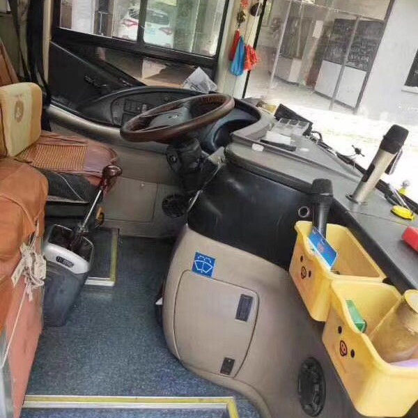 60-70 asientos Popular de conducción a la izquierda Autobús de segunda mano con motor de 8L