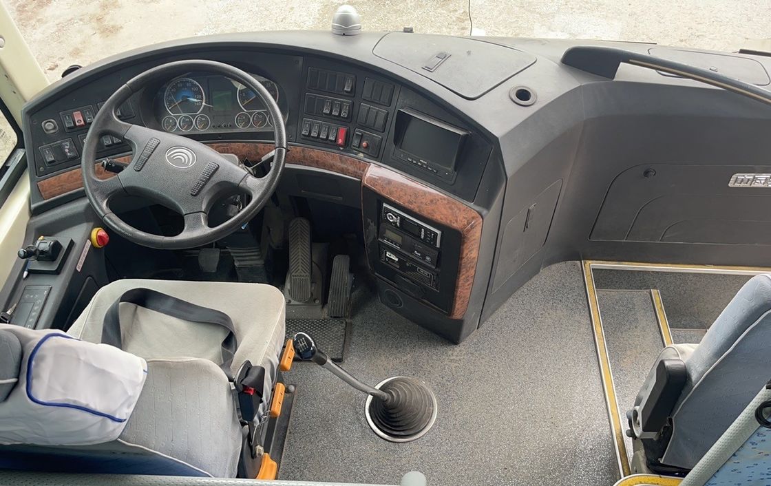 64 1 2 3 Capacidad de asientos Autobús usado con motor diésel bien mantenido