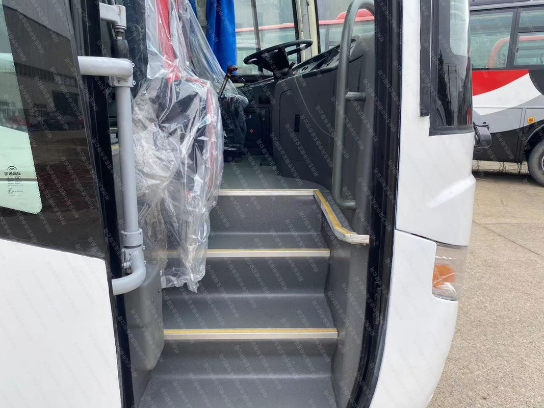3300 mm Base de ruedas A / C Equipado Youtong Bus Ideal para el transporte de pasajeros de lujo diesel