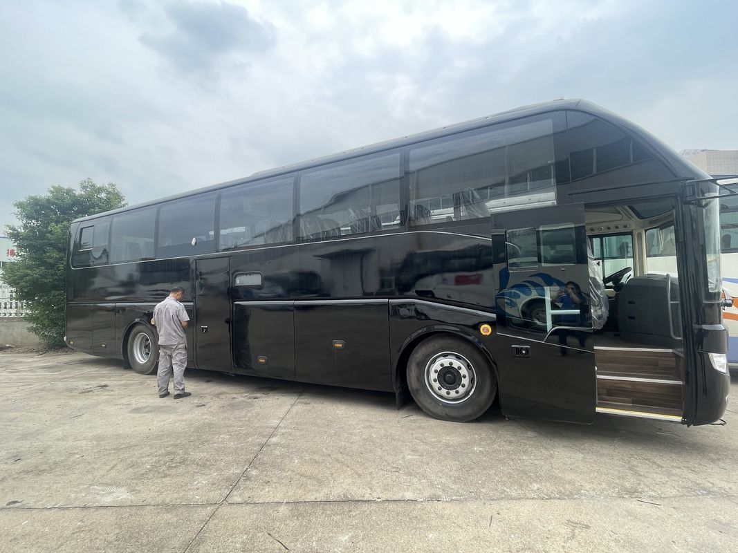 Autobús LHD de segunda mano con baño de 50 asientos y alta capacidad del motor en buenas condiciones