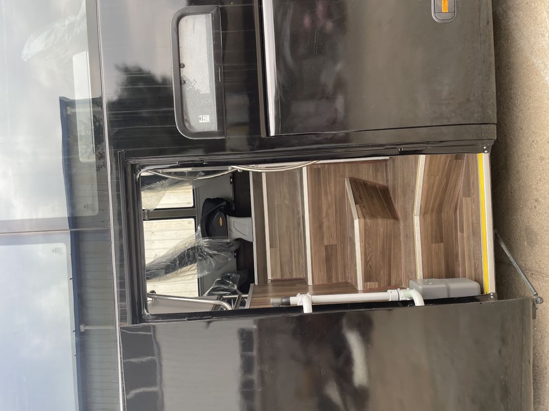 Autobús LHD de segunda mano con baño de 50 asientos y alta capacidad del motor en buenas condiciones
