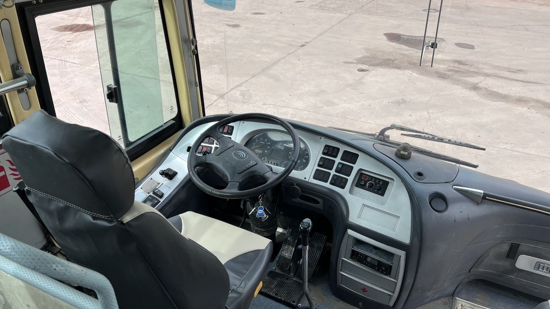 En buen estado Diesel usado 65 asientos de autobús de autobús de pasajeros 50 G.V.W 15600kg