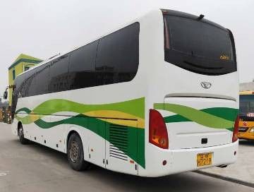 Autobús turístico de 12 m 2010 Autobús de autobús usado con 55 asientos y una disposición de asientos espaciosa